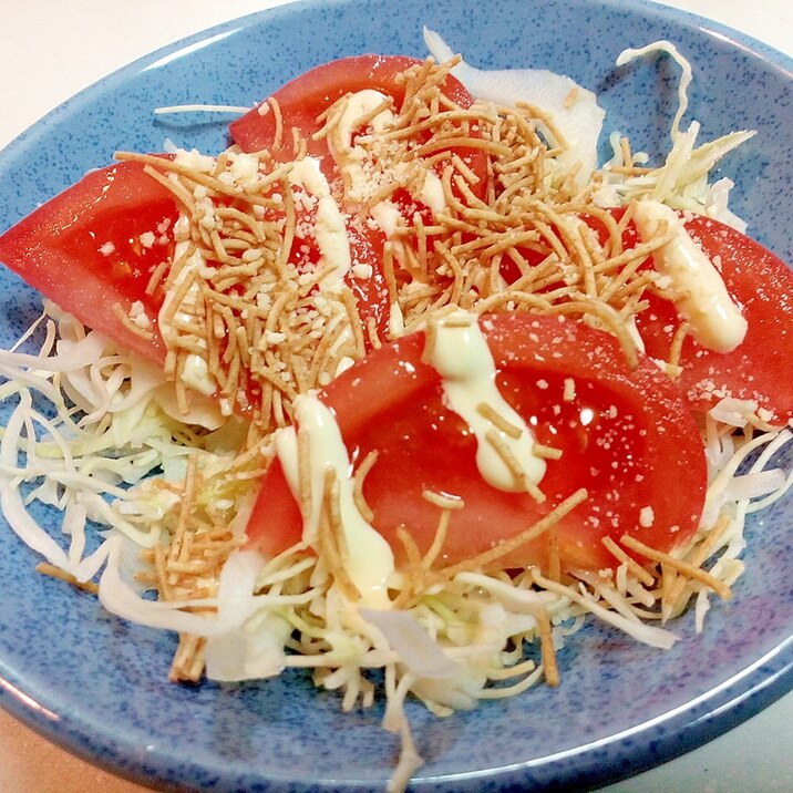 レモンドレで　キャベツとトマトとパリパリ麺のサラダ